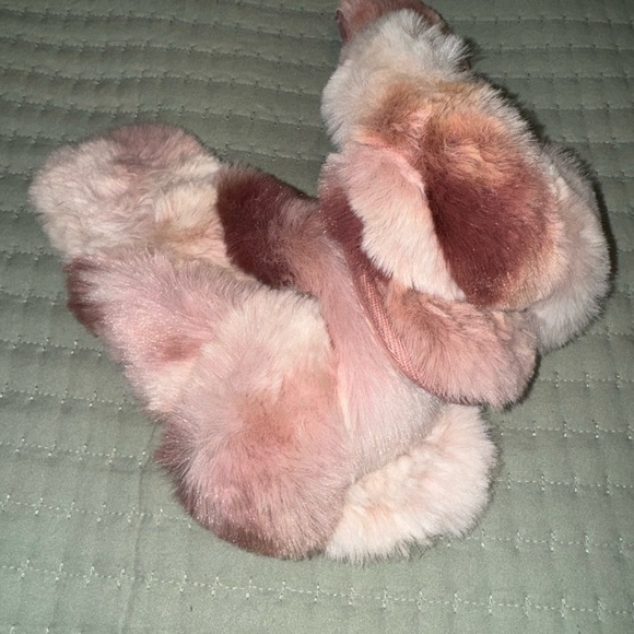 LEMON FAUX FUR SLIPPERS Size M/L. Some spots on the bottom Soft and cozy worn 1X - Picture 4 of 8